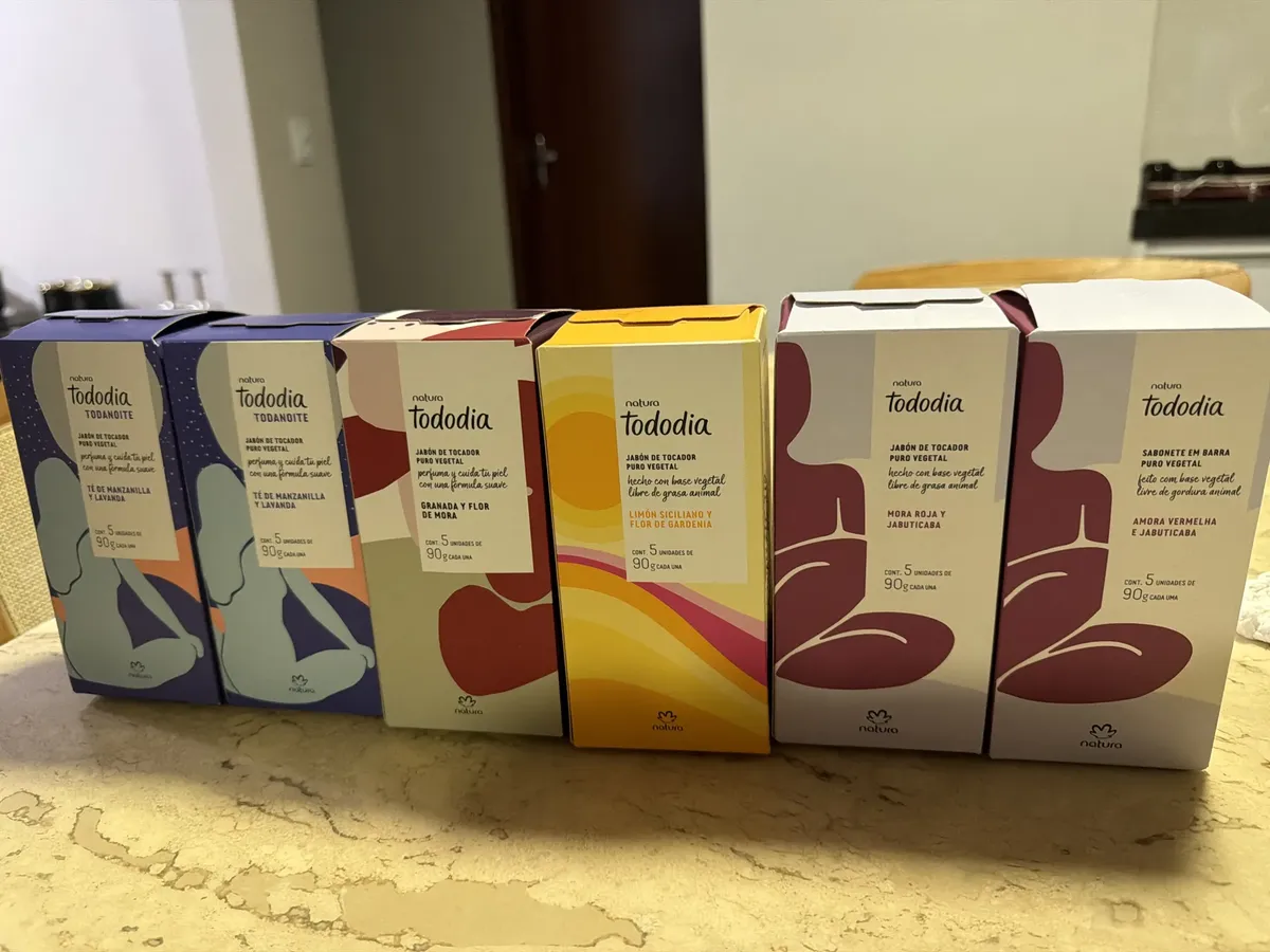 Seis caixas de sabonetes em fila